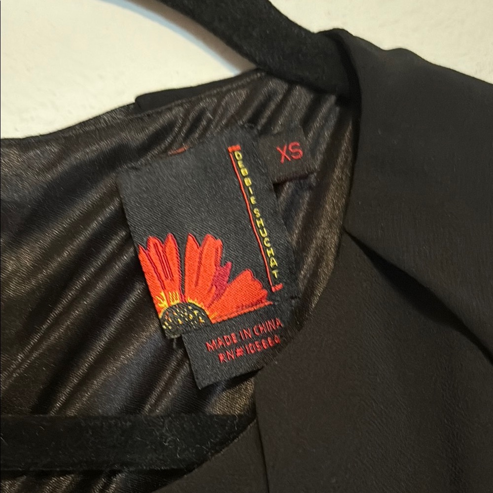 Chic Black Ruffled Blouse - Picture 4 of 5
